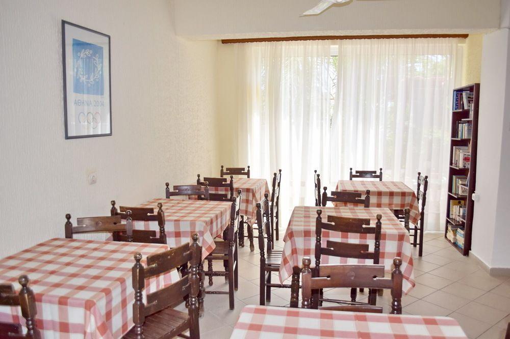 Hotel Karyatides Agia Marina  외부 사진