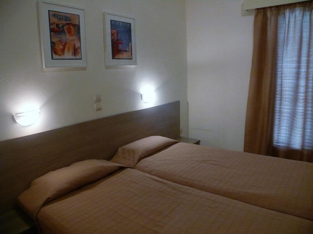 Hotel Karyatides Agia Marina  외부 사진