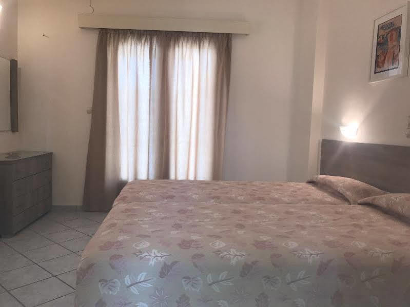 Hotel Karyatides Agia Marina  외부 사진
