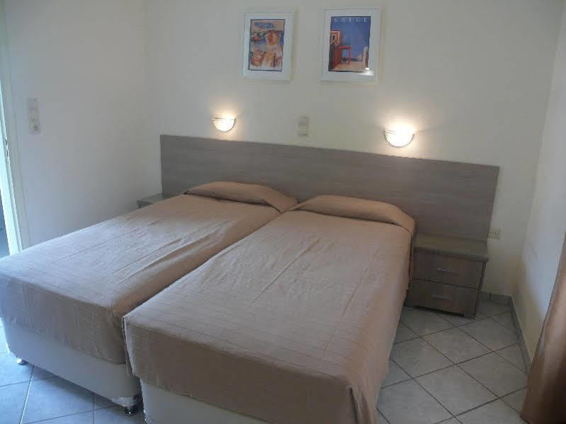 Hotel Karyatides Agia Marina  외부 사진