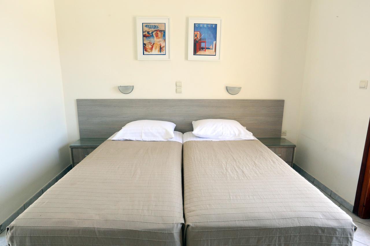 Hotel Karyatides Agia Marina  외부 사진
