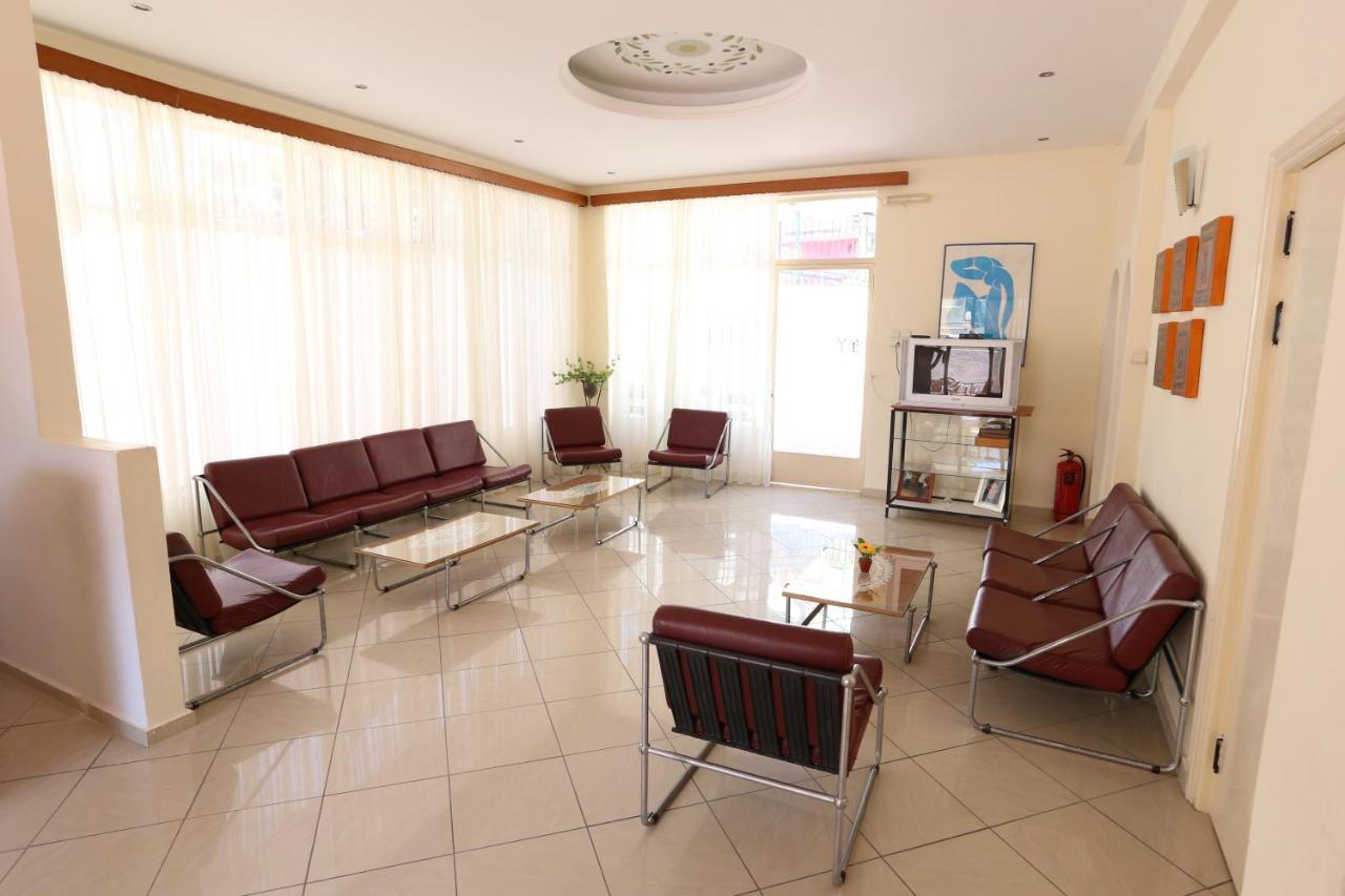 Hotel Karyatides Agia Marina  외부 사진