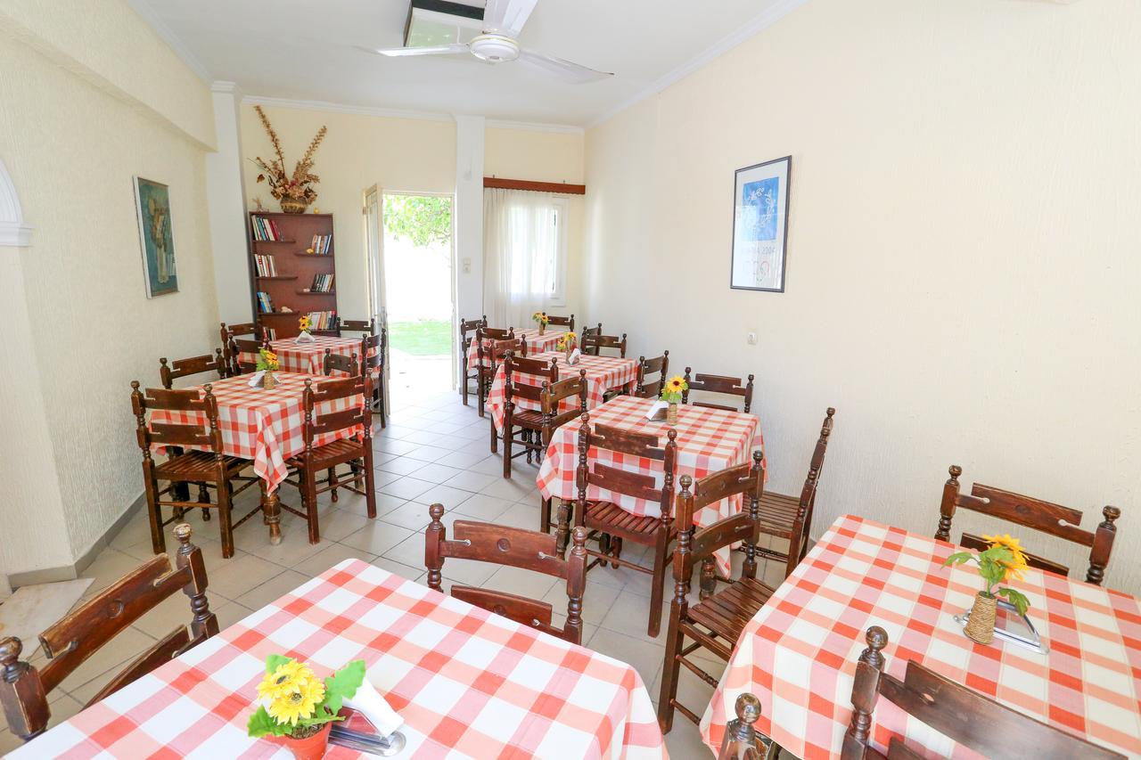 Hotel Karyatides Agia Marina  외부 사진