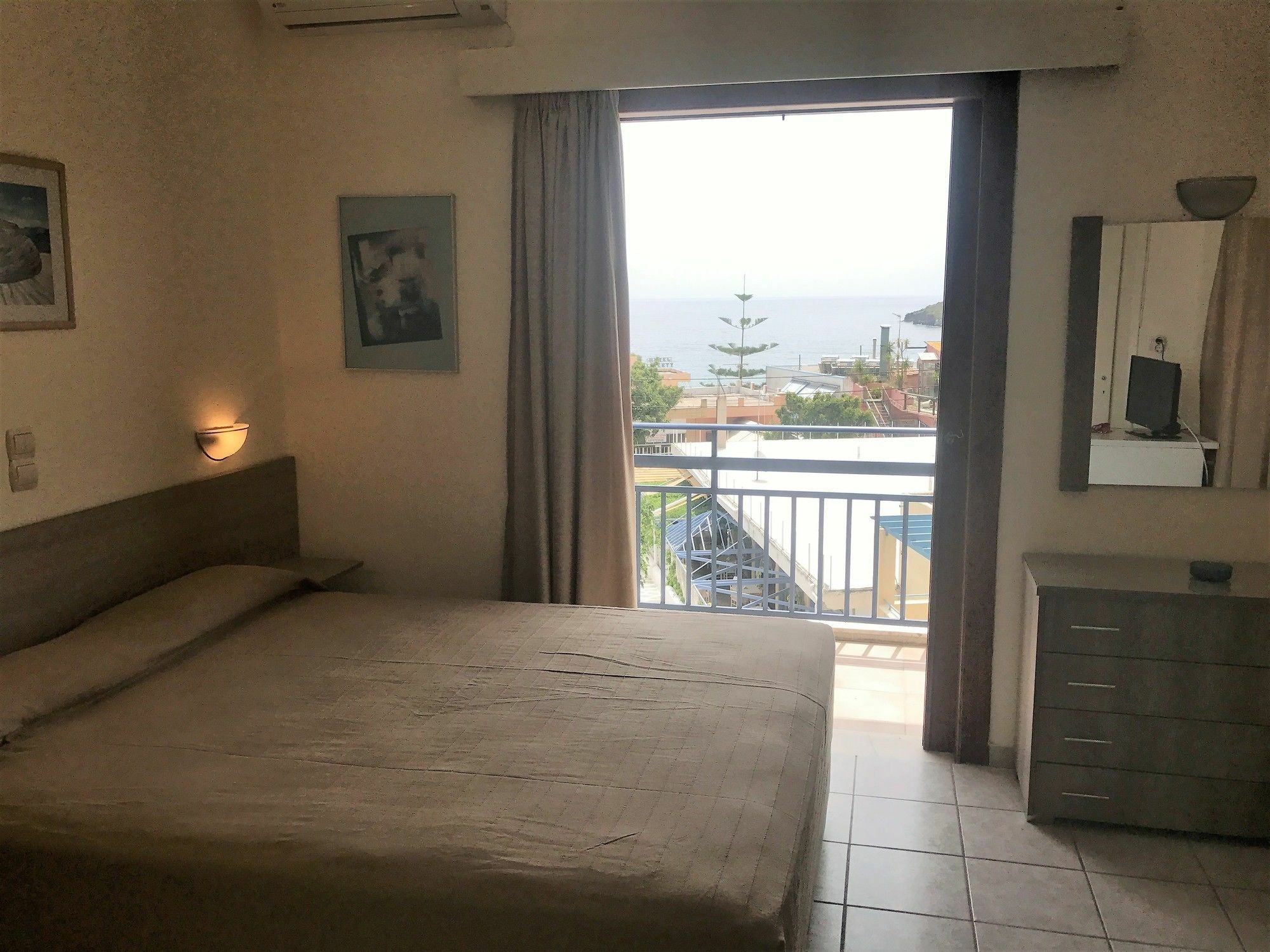 Hotel Karyatides Agia Marina  외부 사진