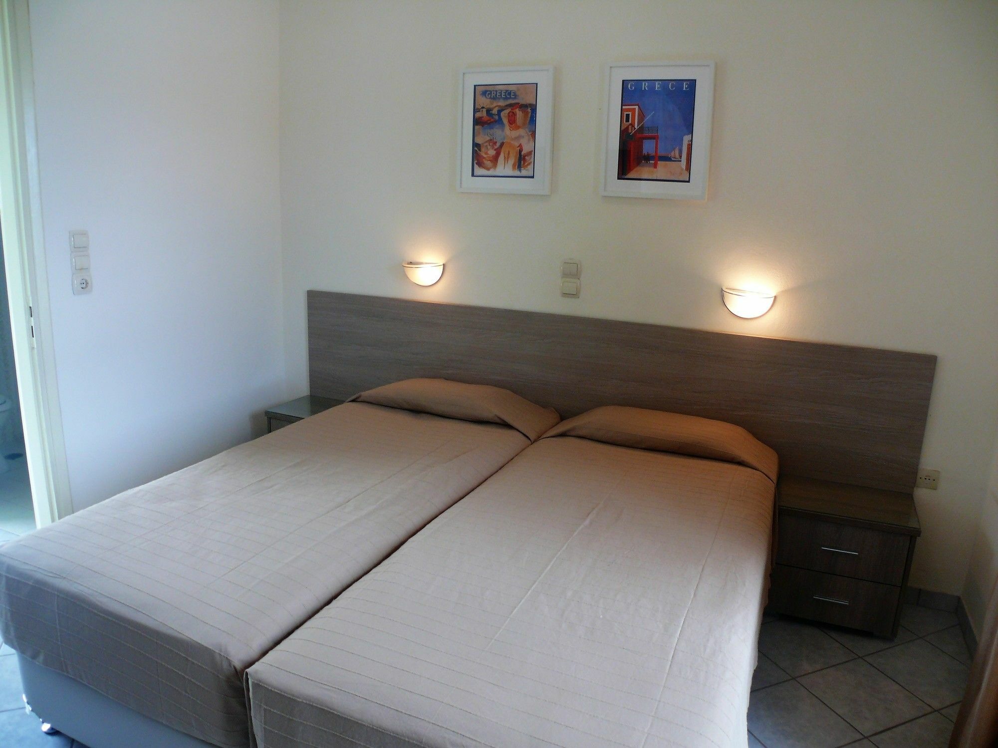 Hotel Karyatides Agia Marina  외부 사진