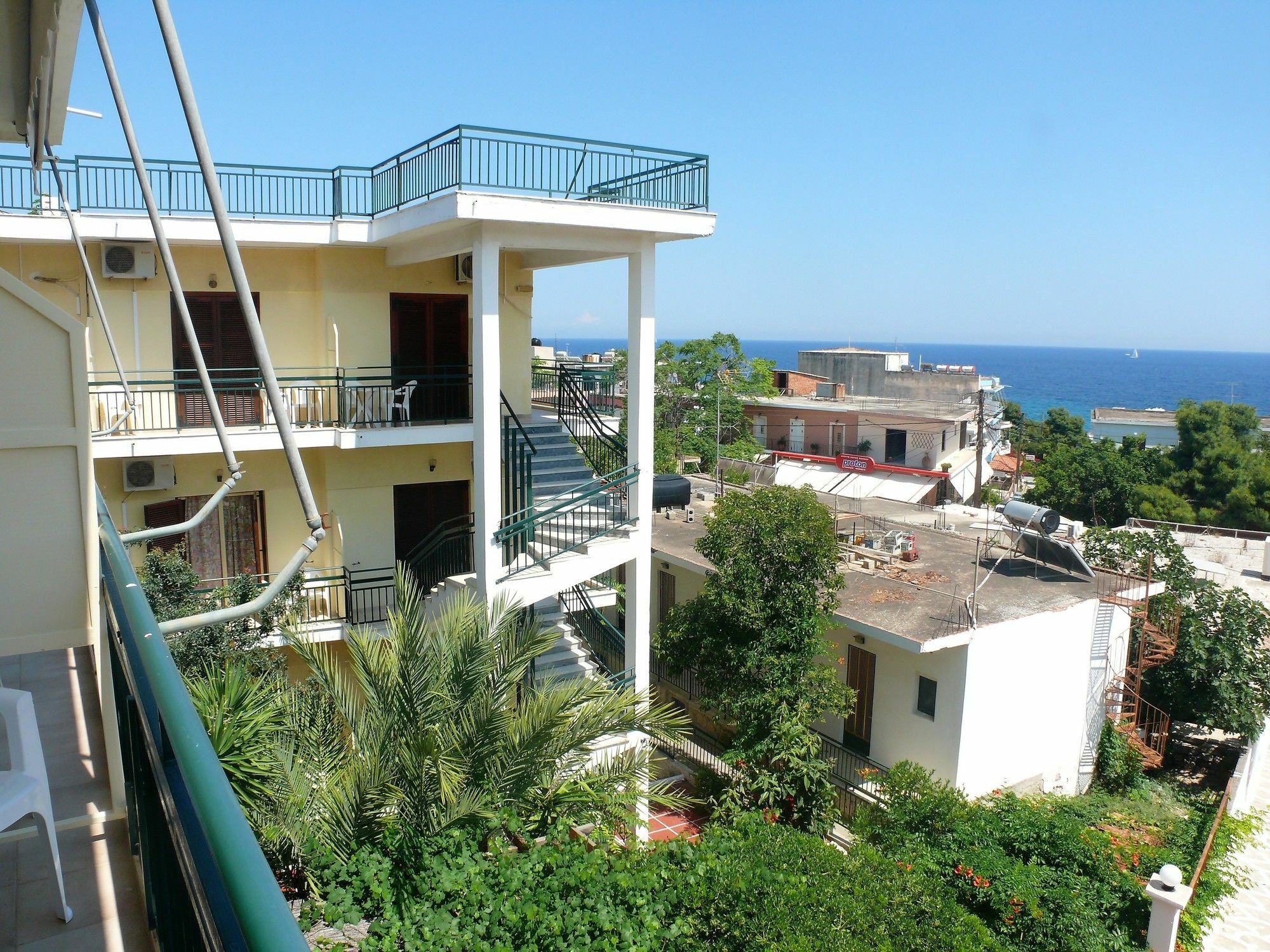 Hotel Karyatides Agia Marina  외부 사진