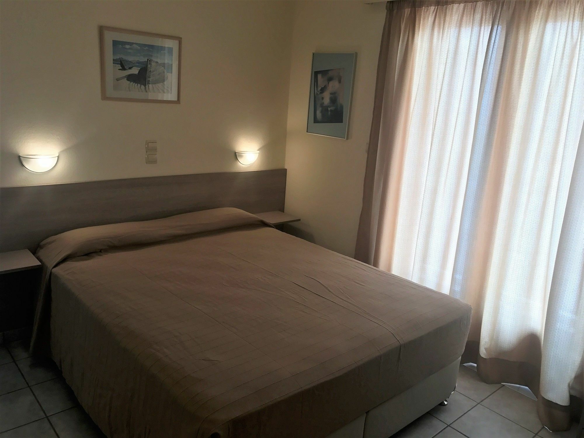 Hotel Karyatides Agia Marina  외부 사진