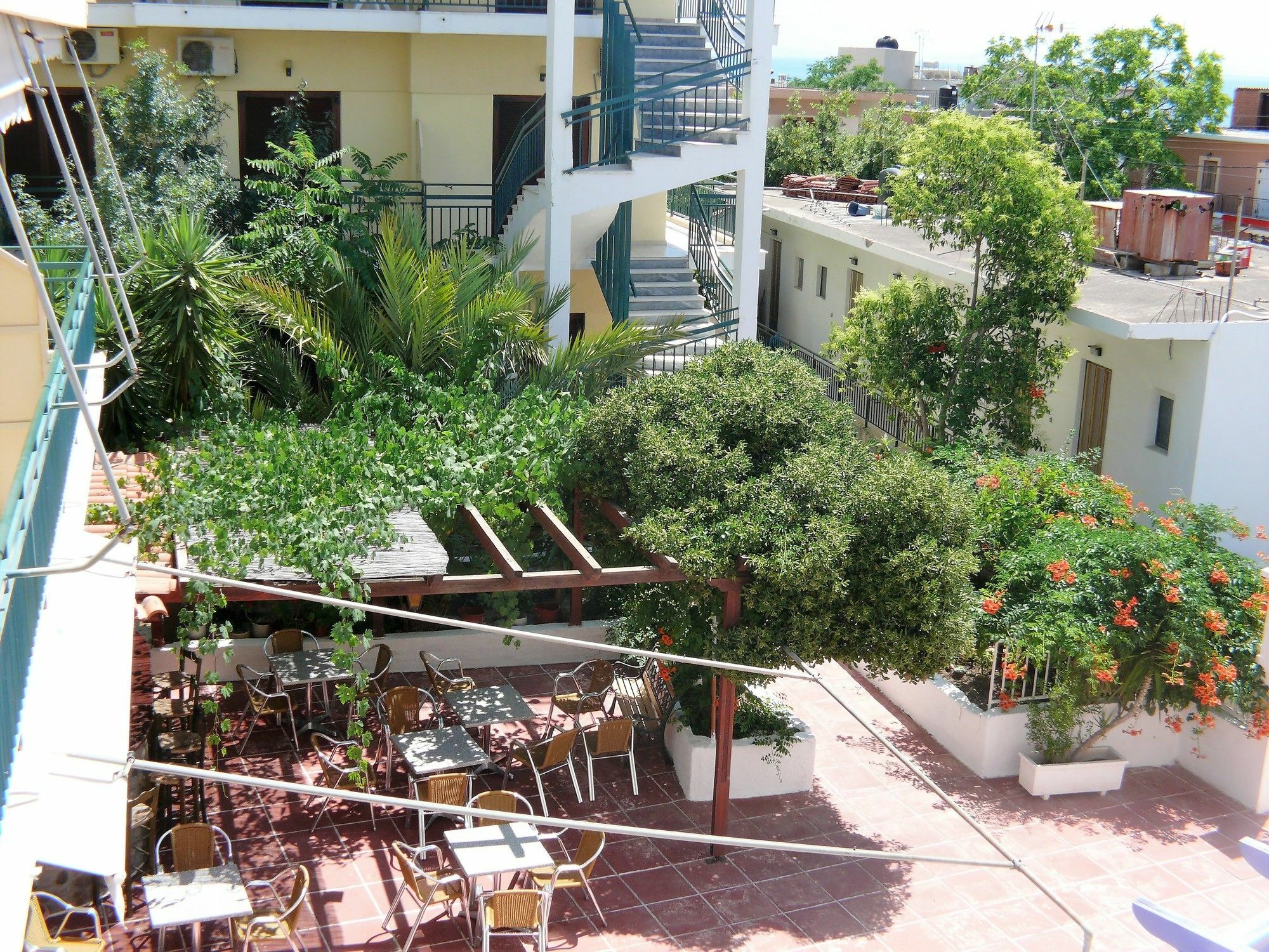Hotel Karyatides Agia Marina  외부 사진