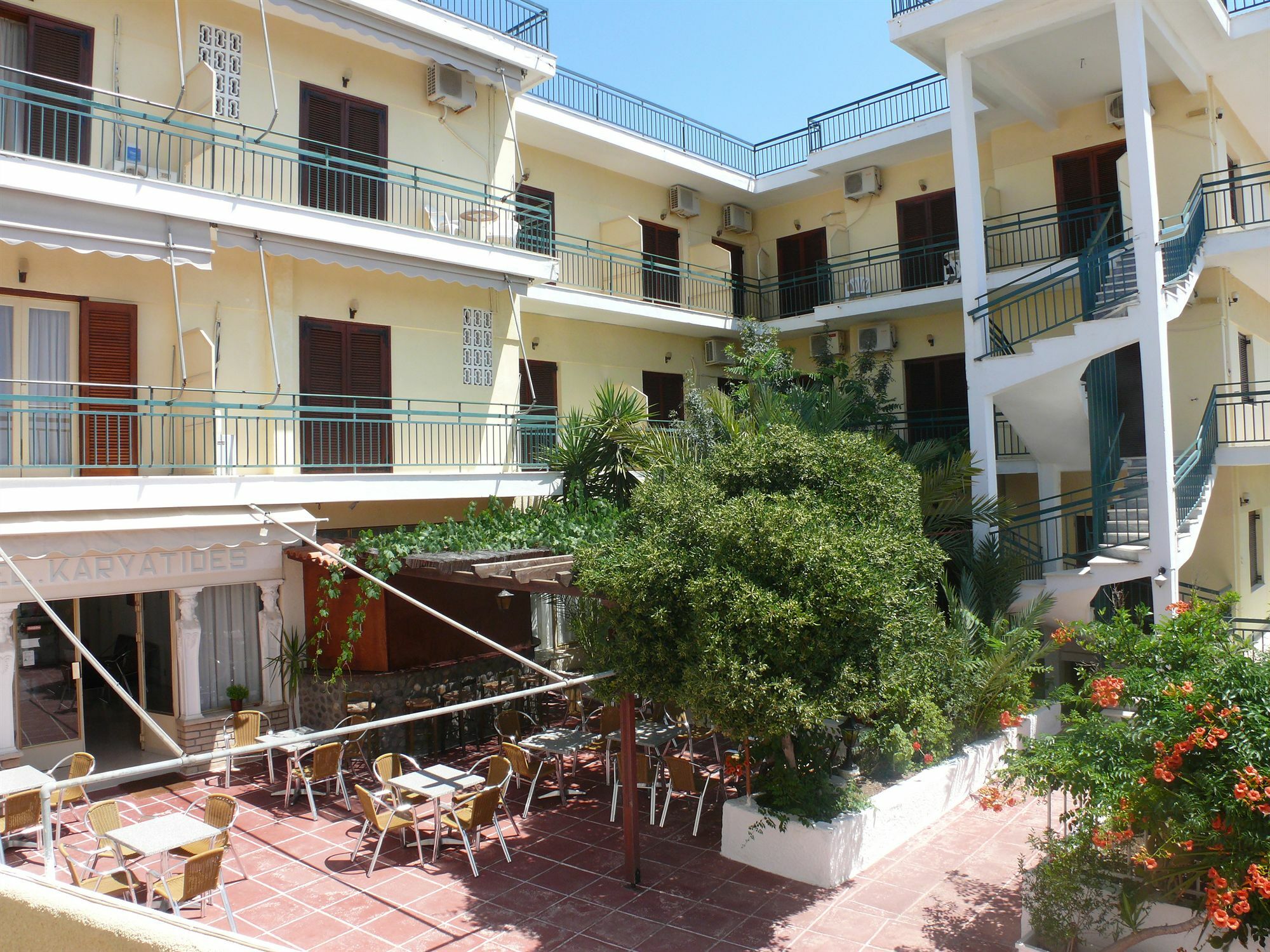 Hotel Karyatides Agia Marina  외부 사진